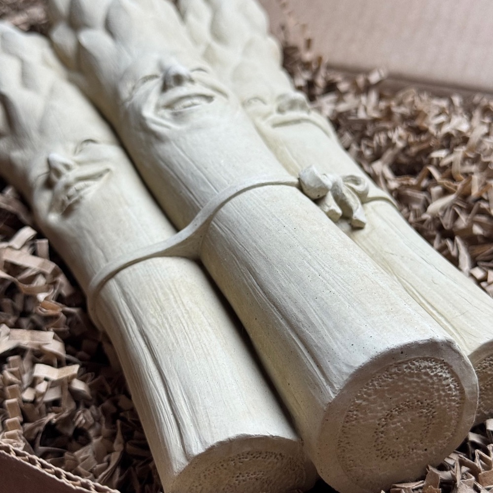 NIB Carruth Studios Lively Bunch of “Pickled Asparagus" Aged Stone Sculpture - Picture 8 of 10